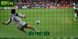 Kèo phạt đền là hình thức cược hấp dẫn và đầy kịch tính dành cho bet thủ. Tham gia ngay để có cơ hội kiếm tiền bạc tỷ. Kèo Phạt Đền - Cơ Hội Nhận Quà Lớn Với Tỷ Lệ Kèo Hấp Dẫn Kèo phạt đền là một hình thức cá độ đặc biệt, vô cùng phổ biến trong cộng đồng đam mê bóng đá và được nhà cái 69VN cung cấp với tỷ lệ cược hấp dẫn. Vì xác suất xảy ra các loạt đá luân lưu tương đối thấp nên mỗi lần xuất hiện ở trận đấu đều thu hút sự chú ý của người xem cũng như các bet thủ. Để hiểu rõ hơn về kèo chơi này, hãy cùng chúng tôi tham khảo bài viết dưới đây. Đôi nét giới thiệu về kèo phạt đền Trong thế giới cá cược bóng đá đầy biến động, kèo phạt đền là một trong những loại kèo mang lại cho người chơi cảm xúc thăng hoa nhất. Khác với tài xỉu hay kèo châu Á kéo dài suốt 90 phút, hình thức cược này phụ thuộc vào vài giây sút bóng nhưng lại quyết định toàn bộ kết quả. Tại nhà cái trực tuyến 69VN, kèo chơi này không chỉ là dự đoán ghi bàn, mà còn bao gồm có phạt đến hay không, đội nào được hưởng, có đá lại không, thậm chí cầu thủ sẽ sút vào hay trượt. Tuy nghe đơn giản nhưng đằng sau lại là cả một cuộc chơi tâm lý, nơi xác suất, cảm xúc và trực giác của bet thủ va chạm với nhau. Tổng quan giới thiệu về kèo chơi hấp dẫn nhất hiện nay - kèo phạt đền. Các hình thức cá cược kèo phạt đền được ưa chuộng nhất Trong kèo phạt đền, cổng game 69VN cung cấp nhiều hình thức cược khác nhau để người chơi có thể thoải mái lựa chọn tùy theo chiến lược và mức độ am hiểu trận đấu của bản thân. Vì vậy, bạn cần nắm rõ thông tin về các kiểu chơi để có thể tìm cho mình kèo chơi phù hợp nhất, cụ thể gồm: Cược chấp phạt đền Cược chấp phạt đền là một cá độ bóng đá đặc biệt, thường được áp dụng trong những trận đấu lớn, có tính cạnh tranh cực cao như các trận knock-out, bán kết hoặc chung kết. Khác với kèo phạt đền thông thường chỉ dự đoán đội thắng hoặc tổng số lần sút thành công, hình thức cược chấp phạt đền có tính chất kỹ thuật và chiến lược hơn. Kèo tài xỉu Tài xỉu là một loại kèo phạt đền khá phổ biến trong các trận đấu bóng đá có khả năng phải phân định thắng thua bằng loạt sút luân lưu. Mặc dù tỷ lệ cược tài xỉu trong kèo chơi này không quá đa dạng như các loại kèo chính, nhưng mức thưởng mà nhà cái cung cấp lại khá cao. Vì vậy, đây có thể coi là hình thức cá cược hấp dẫn mà bet thủ không thể bỏ qua. Đa dạng các kèo chơi phạt đền dành cho bet thủ lựa chọn. Cược sút trúng tiếp theo Đây là một dạng cược khá đặc biệt trong kèo phạt đền, hình thức chơi này cho phép bạn dự đoán xem cú sút phạt tiếp theo sẽ có trúng đích hay bị hỏng. Nói một cách đơn giản, người chơi sẽ đặt cược vào khả năng thành công hoặc thất bại của lượt sút kế tiếp trong chuỗi penalty giữa hai đội thi đấu với nhau. Kèo phạt đền thất bại - lựa chọn hấp dẫn với tỷ lệ thưởng cao Khác với kèo sút trúng hay còn gọi là kèo thành công hoặc Miss Pen, hình thức kèo thất bại này tập trung vào việc dự đoán cú sút phạt đền tiếp theo sẽ bị bỏ lỡ hoặc không thành công. Loại cược này thường mang lại tỷ lệ trả thưởng cao hơn bởi vì xác suất một cầu thủ đá hỏng penalty là khá thấp. Nó thường chỉ rơi vào khoảng 1 trên 15 đến 1 trên 20. Bật mí mẹo soi kèo phạt đền thắng đậm từ chuyên gia Khi tham gia soi kèo phạt đền, hội viên cần phải nghiên cứu cẩn thận và phân tích các yếu tố ảnh hưởng đến sự xuất hiện của quả phạt trong trận đấu. Để tối ưu hóa cơ hội thắng cược, dưới đây là những kinh nghiệm chơi được nhà cái 69VN tổng hợp từ các chuyên gia cá cược: Bỏ túi mẹo chơi kèo phạt đền hiệu quả giúp thắng đậm. Tìm hiểu lối chơi của đội bóng Đây là một trong những mẹo chơi đóng vai trò chủ chốt trong việc xuất hiện kèo phạt đền. Nếu một đội hoặc cầu thủ có phong cách thi đấu cứng rắn, chủ yếu sử dụng thể lực và sức mạnh để ngăn cản đối thủ, khả năng phạm lỗi ở khu vực 16m50 sẽ có tỷ lệ cao hơn. Để phân tích chính xác, người chơi có thể xem lại các thống kê về số lần phạm lỗi trong ít nhất 5 trận đấu gần đây nhất của đội để đưa ra được quyết định chính xác. Cách chọn kèo tài xỉu trong phạt đền Khi tham gia cược tài xỉu trong các loạt sút luân lưu, bet thủ cần lưu ý một số điều quan trọng. Nếu tỷ lệ chính là 7 trái và tỷ lệ ăn thưởng nằm ở khoảng từ 0.85 đến 0.95, bạn có thể cân nhắc chọn cửa cược là Tài. Ngược lại, nếu ở mức thấp hơn, đặc biệt khi tỷ lệ Tài ở mức 6.5 và tỷ lệ ăn tiền từ 0.79 trở lên, dự đoán vào cửa Xỉu sẽ là quyết định hợp lý hơn. Thống kê phạt đền trong các lần đối đầu trước Để dự đoán chính xác khả năng xuất hiện những quả phạt ở trong khu vực cấm, bet thủ cần xem xét thống kê từ những lần đối đầu trước giữa hai bên. Điều quan trọng bạn cần là phân tích được ai phạm lỗi và liệu đó có phải là tình huống cố tình hay chỉ là sự bất ngờ. Các thông tin này sẽ giúp hội viên đưa ra quyết định đặt cược hợp lý hơn khi tham gia kèo chơi phạt đền. Tổng kết Kèo phạt đền trong bóng đá là lựa chọn vô cùng hấp dẫn, thu hút đông đảo người chơi nhờ tỷ lệ trả thưởng hấp dẫn. Phân tích kỹ càng, chú ý từng chi tiết diễn ra trong trận đấu và chiến thuật của đội đá sẽ giúp bet thủ tối ưu hoá lợi nhuận thu về. Đừng chần chờ gì nữa, bạn hãy nhanh tay truy cập trang web của 69VN để tham gia vào kèo chơi đỉnh cao này thôi nào! Kèo Phạt Đền - Cơ Hội Nhận Quà Lớn Với Tỷ Lệ Kèo Hấp Dẫn